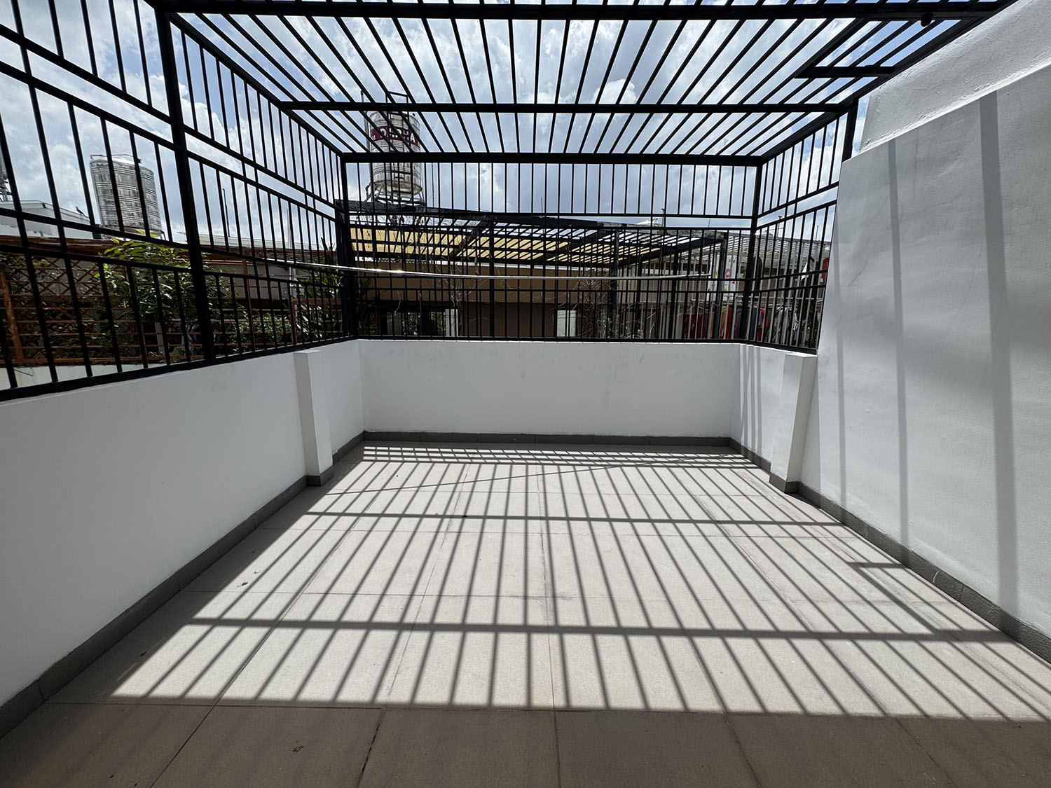 Nhà phố 3lầu (4,05m x 22,5m) có sân đổ ôtô, thiết bị ccấp khu kdoanh Nguyễn Thượng Hiền gần BOTANIC